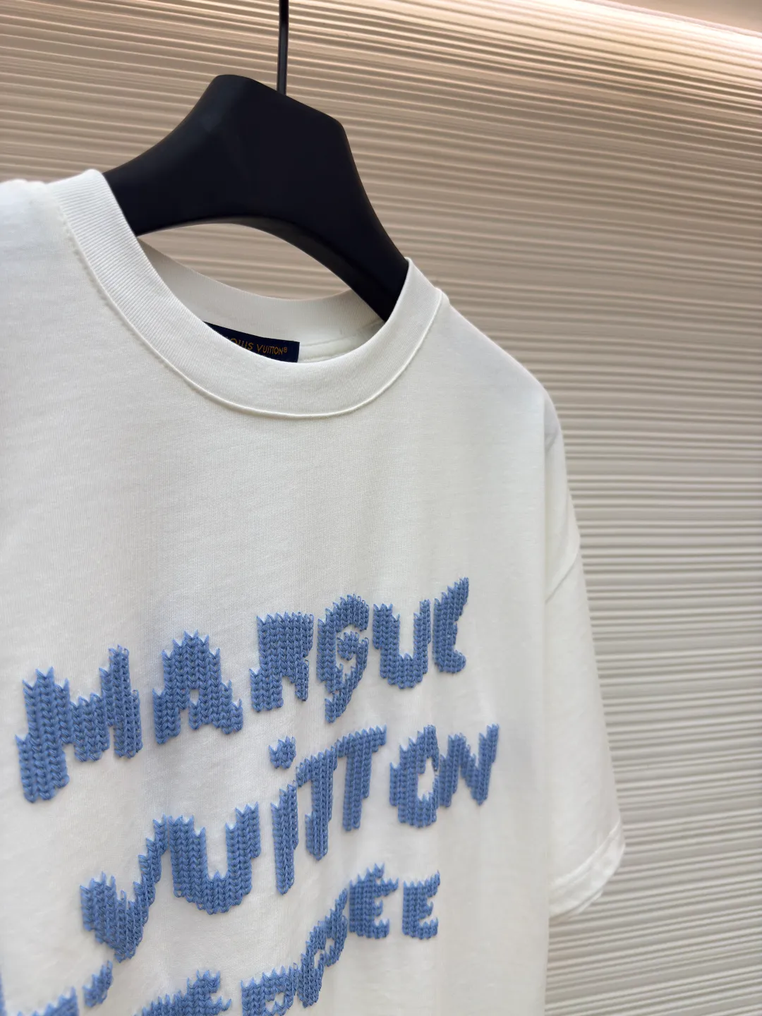 LOUIS VUITTON printed knitted round neck T-shirt ●Authentic product: purchased and developed by 14019 ●Item number: 1680659-A45 ●Fabric: cotton jersey fabric ●Technology: Printed knitted fabric ●Version: fitted version ●Weight: about 295 grams ●Size: XS-S-M-L ●Description: LV The new 2025 SS autumn and winter round neck T-shirt is made of cotton jersey and is carefully made with hook and loop embroidery techniques. It is an easy-to-wear item that can be worn with a jacket in autumn and winter. Playful logo lettering adorns the front and the LV logo is embroidered on the back, completing this beautiful piece! The overall wiring is straight and delicate, the fabric is comfortable and soft, and the color is consistent without color difference. It can be matched with the same style to create a fashionable look and control various occasions. Customized accessories, complete with three standards, same style for men and women!